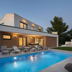 Villa Moderne Mali Dvor Mit Pool 500m Am In Porec